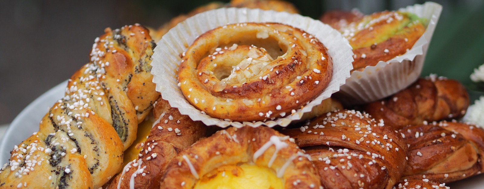 Hembakade bullar och bakverk med pärlsocker och vallmofrön